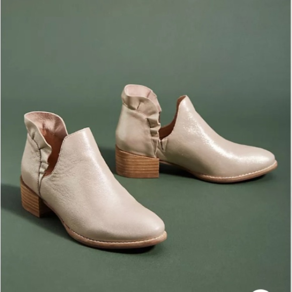 Anthropologie Seychelles Ruffled Ankle Booties Off White Size 9